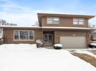 2439 N Windsor Dr, Arlington Heights, IL 60004