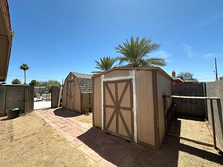 3215 E Sunnyside Ln — Photo 16