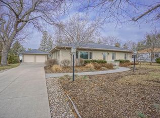 928 Marymere Dr, Oconomowoc, WI 53066