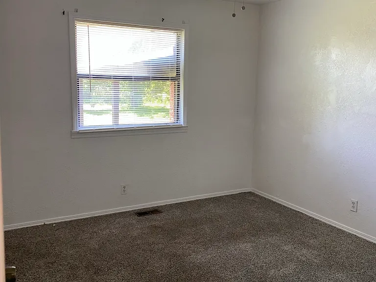 E 32nd Pl — Photo 10