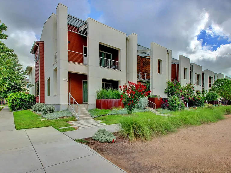 2114 Philomena St — Photo 9