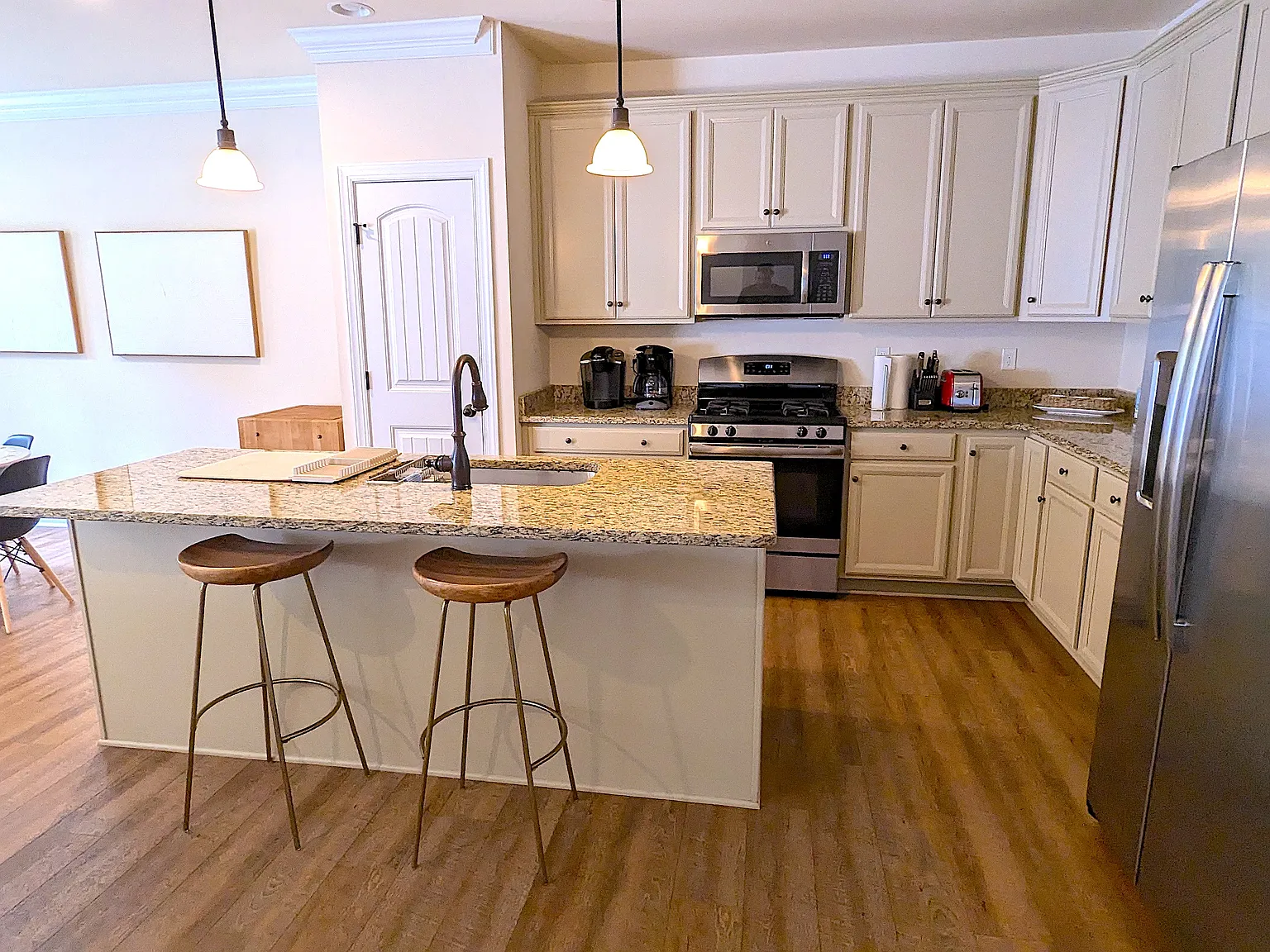 3 bed, 1850 sqft, $2,000 — Photo 3