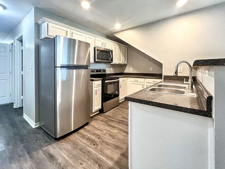 4011 Preferred Pl — Photo 1