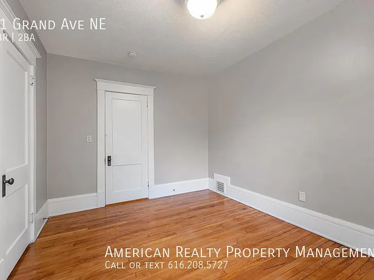 61 Grand Ave NE — Photo 17