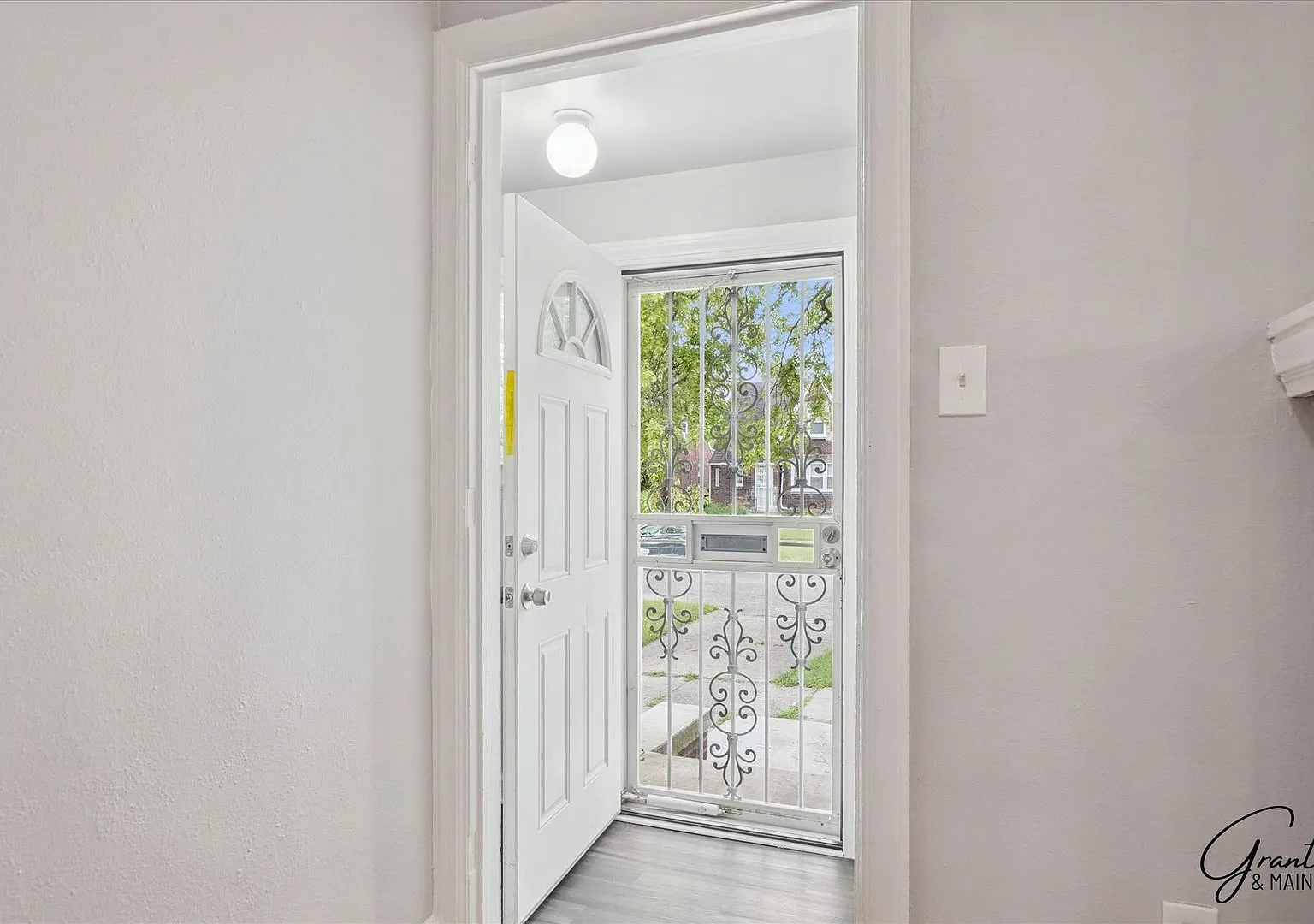 $1325 3 bedroom bungalow — Photo 4