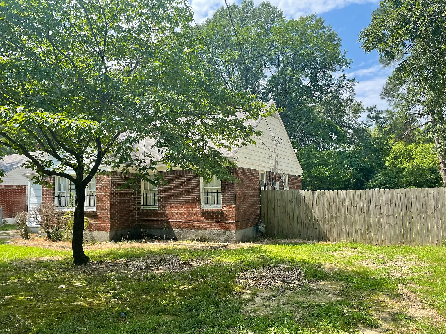 3 bed, 1.0 bath, 997 sqft, $1,095 — Photo 2