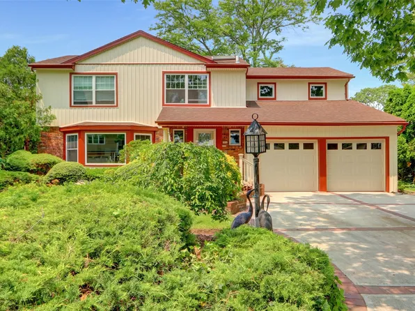 86 Country Village Lane, Manhasset Hills, NY 11040