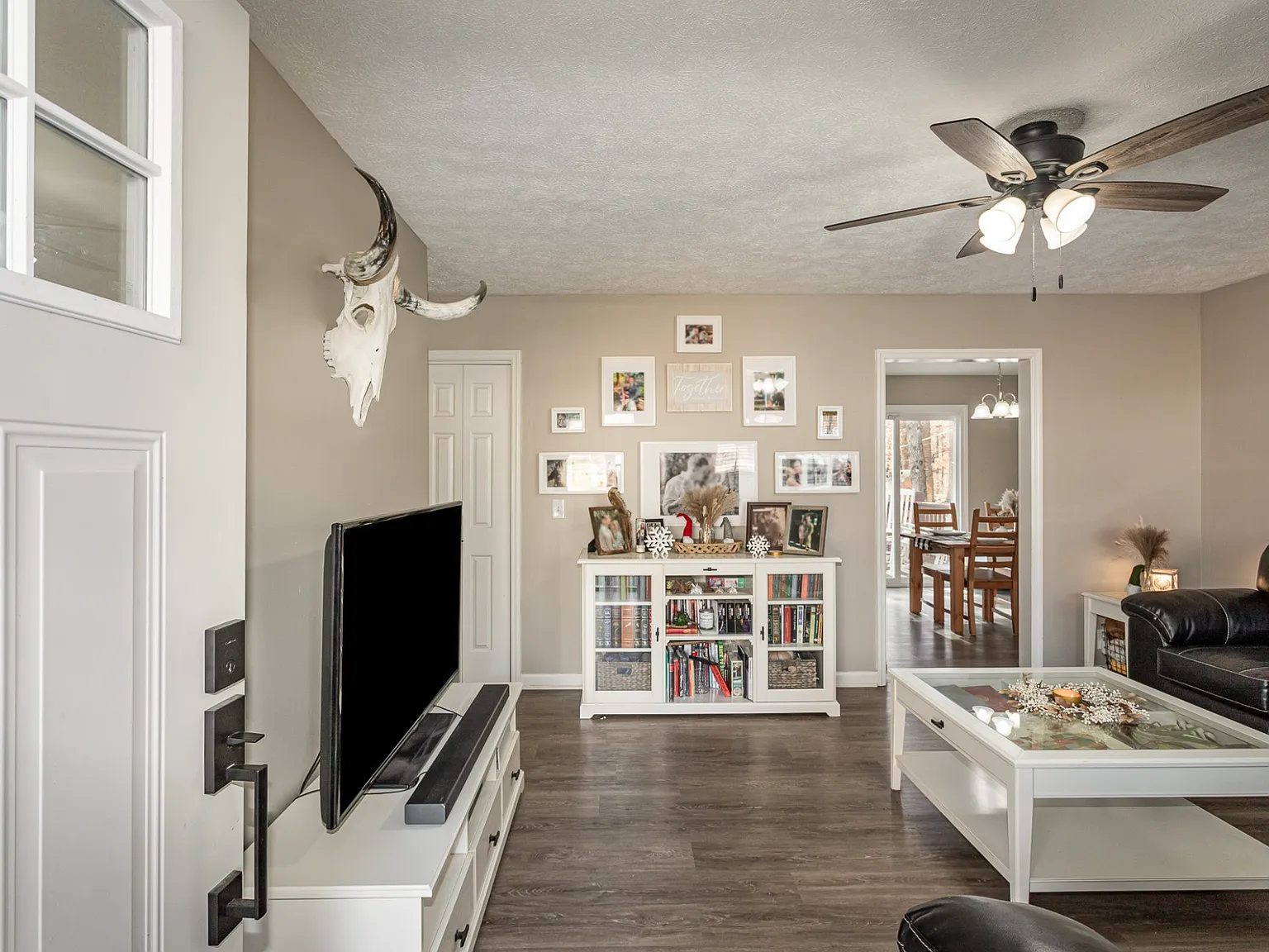 3 bed, 1074 sqft, $2,220 — Photo 3