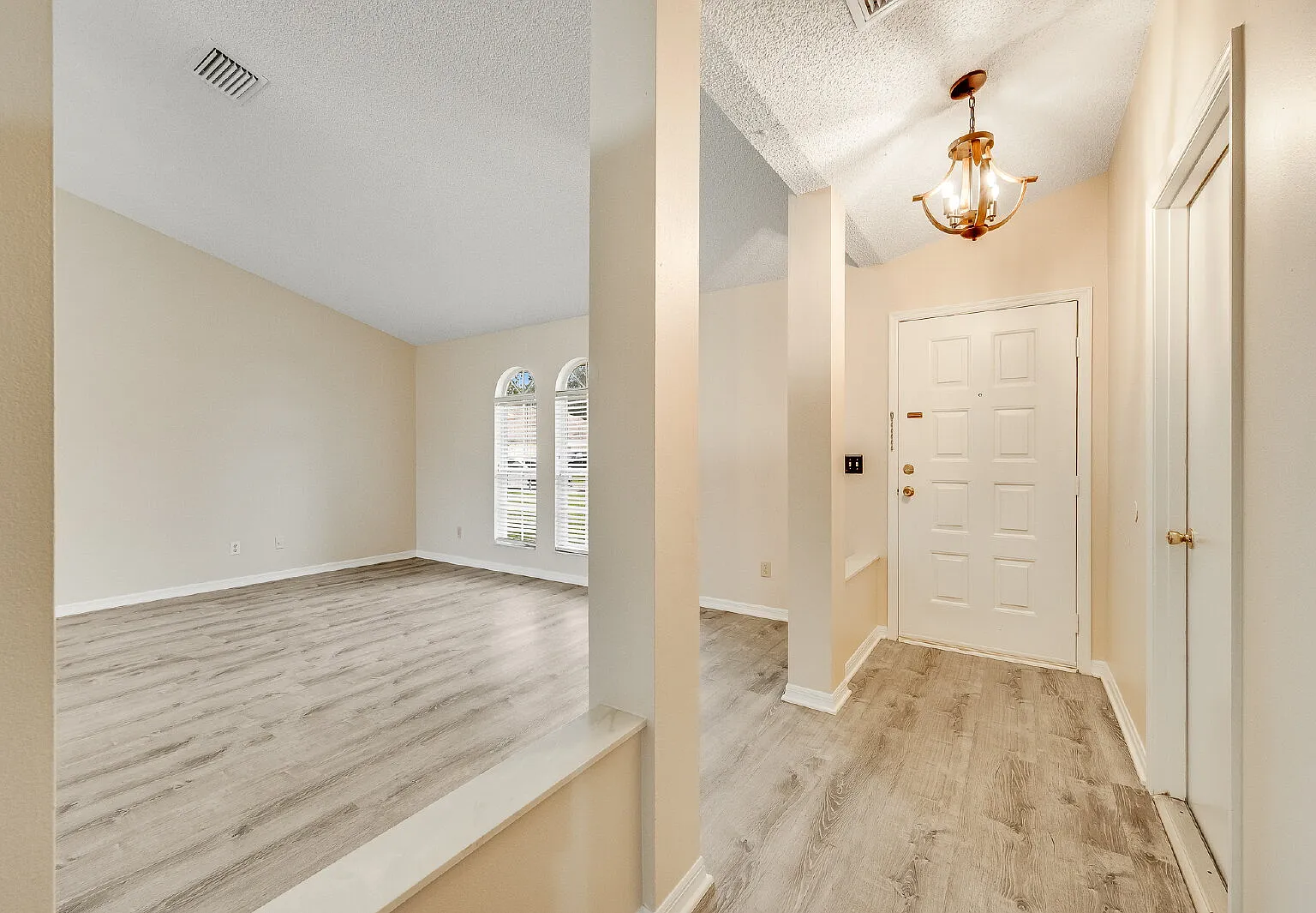3 bed, 2.0 bath, 1383 sqft, $2,300 — Photo 4