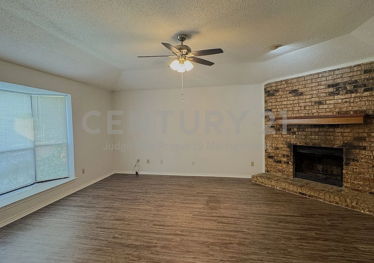 Charming 3/2/2 in Garland For Rent! — Photo 2