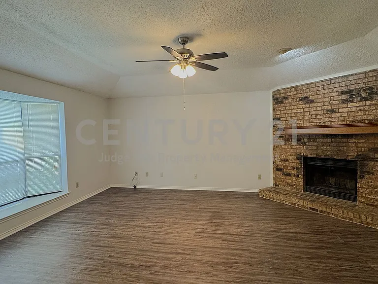 1122 Pyramid Dr — Photo 2