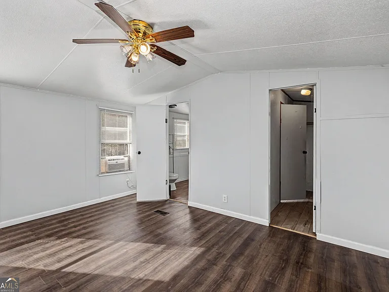 73 Lillian Cir — Photo 9