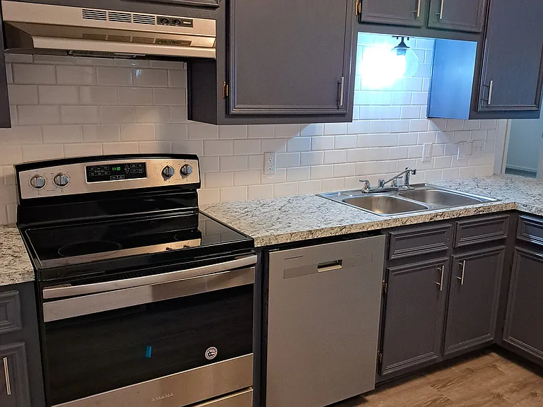 806 Redwood Ln — Photo 8