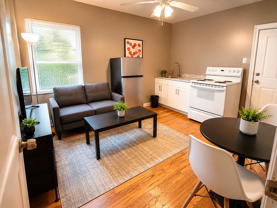 1st image of 16927 Chandler Park Dr Room 2