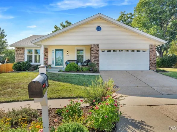 500 Treetop Trail Dr, Ballwin, MO 63021