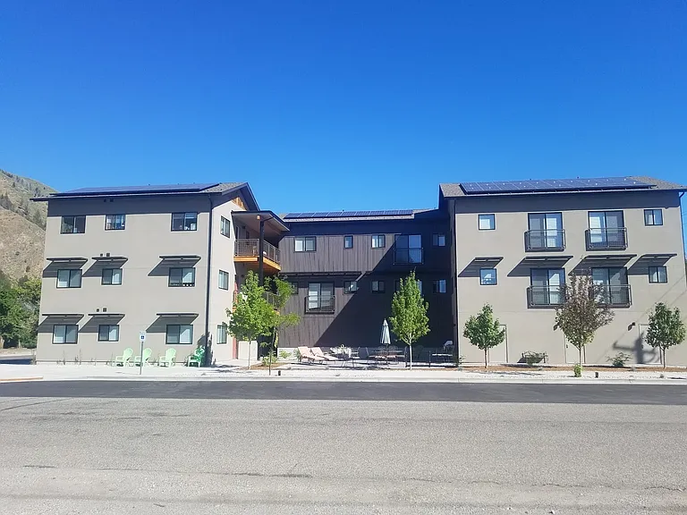 402 N River St — Photo 1