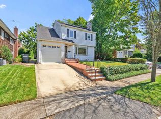 33 Essex Rd, Great Neck, NY 11023
