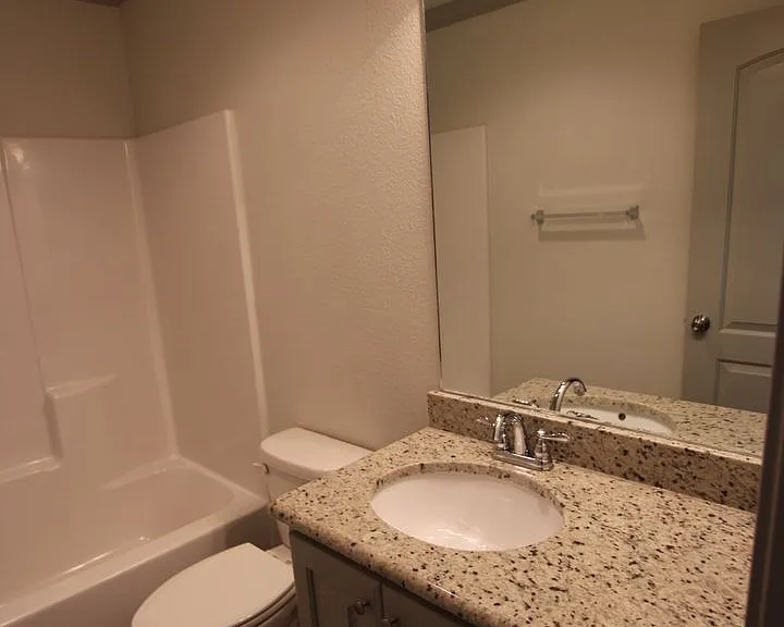 Beautiful 3 Bedroom 2 Bathroom Townhouse In South Tyler! Now Offering 1/2 Off First Full Months R... — Photo 23