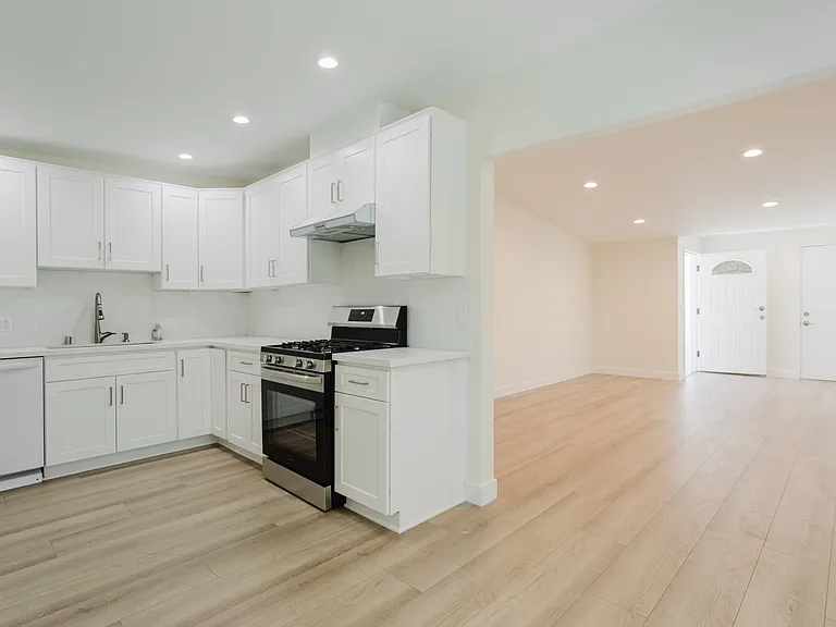 16400 Donmetz St — Photo 13
