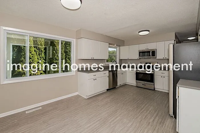 4 bed, 2.0 bath, 2000 sqft, $2,999 — Photo 3