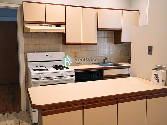 3rd image of 16 Royce Rd APT 4