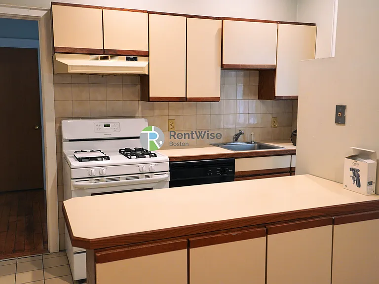 16 Royce Rd #4 — Photo 3