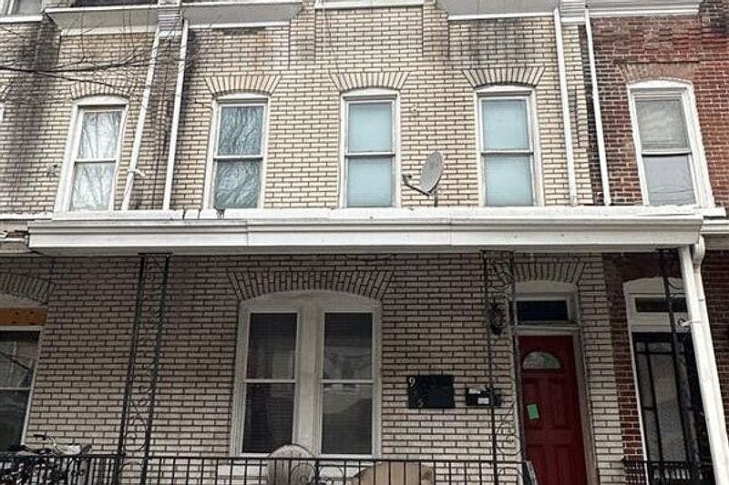 1st image of 935 W Chew St