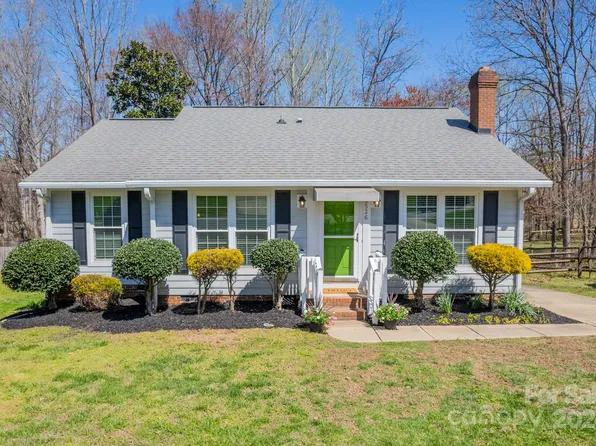 8536 Woodford Bridge Dr, Charlotte, NC 28216