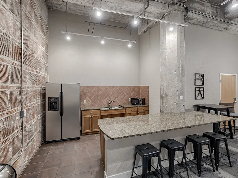 321 W 7th St #208 — Photo 17