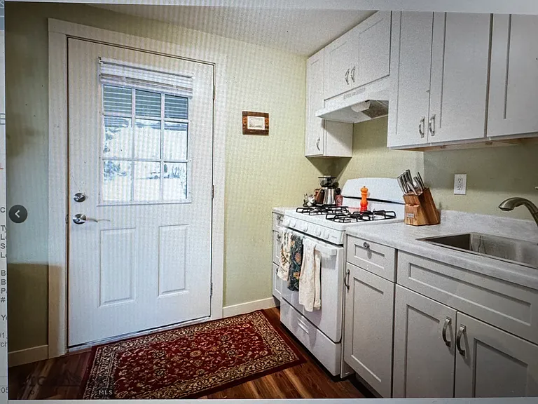Kitchen and entrance.