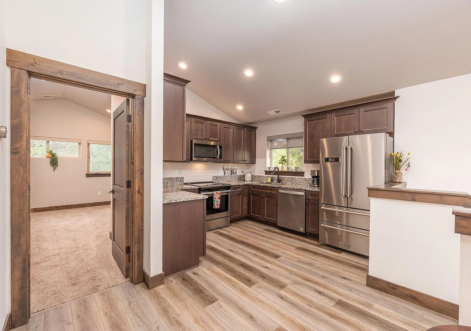 Pristine 2-bd/2-bath Townhome on Corner Lot in Sisters, OR! — Photo 4