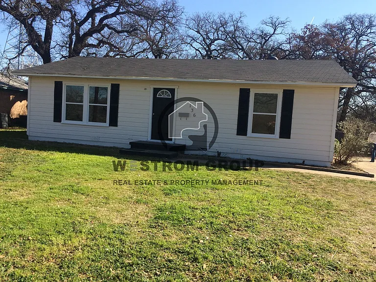 136 Arthur Dr — Photo 1