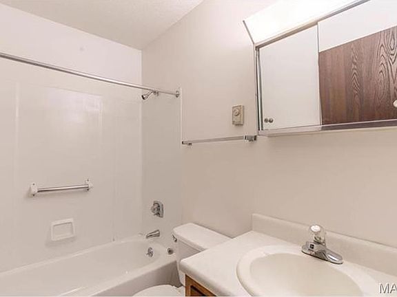5th image of 1020 E Washington St
