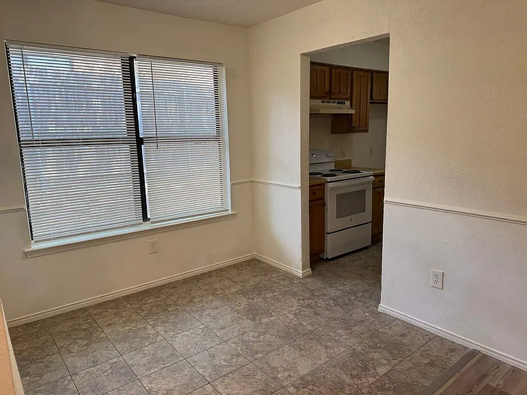 716 Woodland Ct — Photo 13
