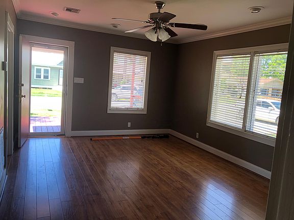 Living room
Lots of windows