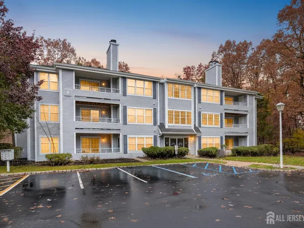 908 Meadow Ct, Helmetta, NJ 08828