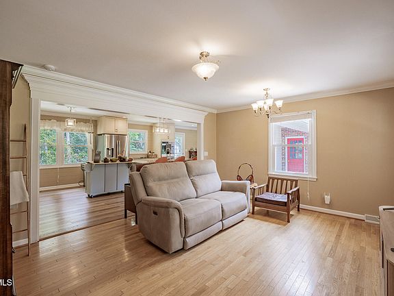 5th image of 140 Tanglewood Dr