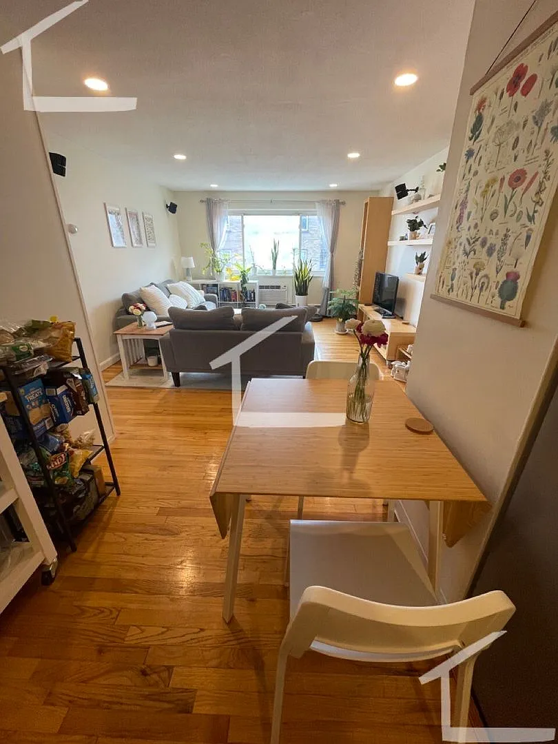 Sunny 2-bedroom, 1-bathroom apartment near the B and C lines — Photo 2