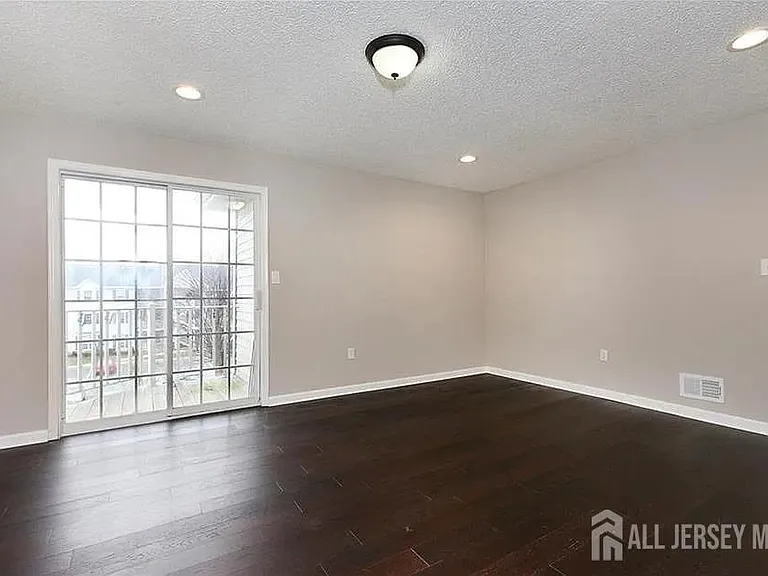 155 Darwin Ln — Photo 2