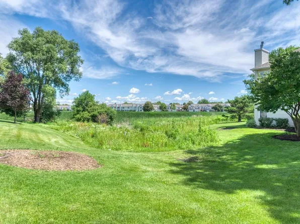 1034 Huntington Dr, Elk Grove Village, IL 60007