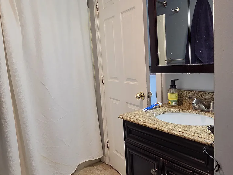bathroom with tub/shower unit