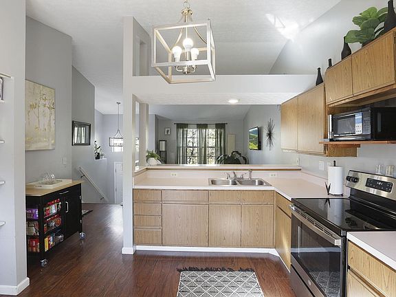 3rd image of 2233 Breeze Hill Dr