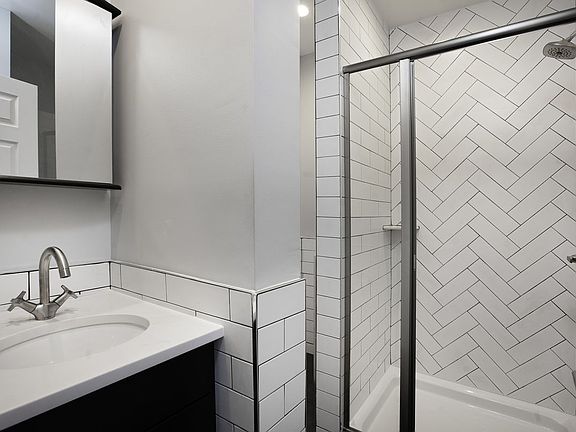 5th image of 4016 Crescent St APT 33