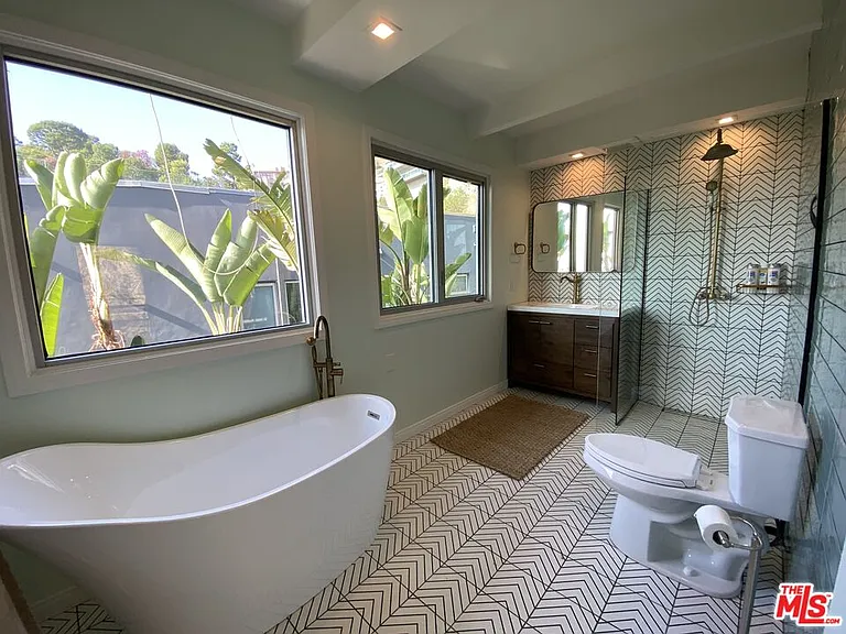 2144 Sunset Plaza Dr — Photo 25