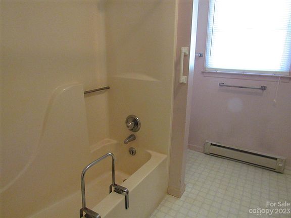 5th image of 136 Hollins St