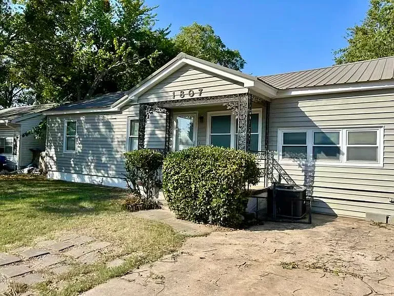 1807 Comanche St NW — Photo 1