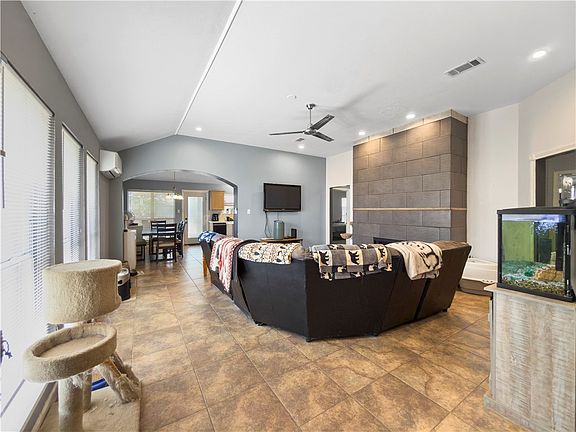 4th image of 1702 Beaver Pond Ct