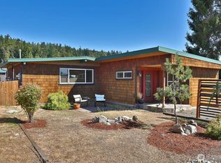 8121 Sandy Hook Ter, Clinton, WA 98236