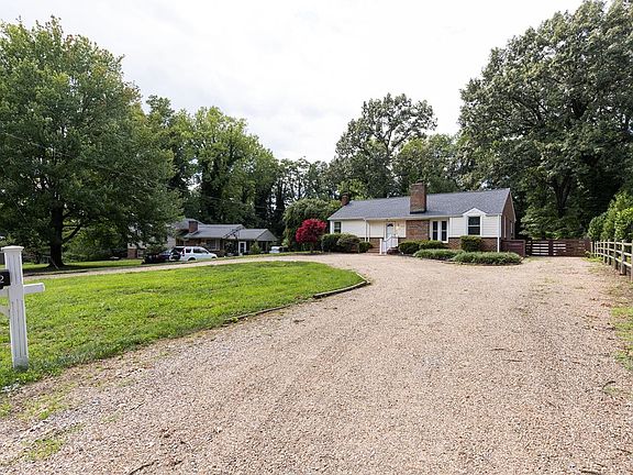 3rd image of 1052 Oakmont Cir