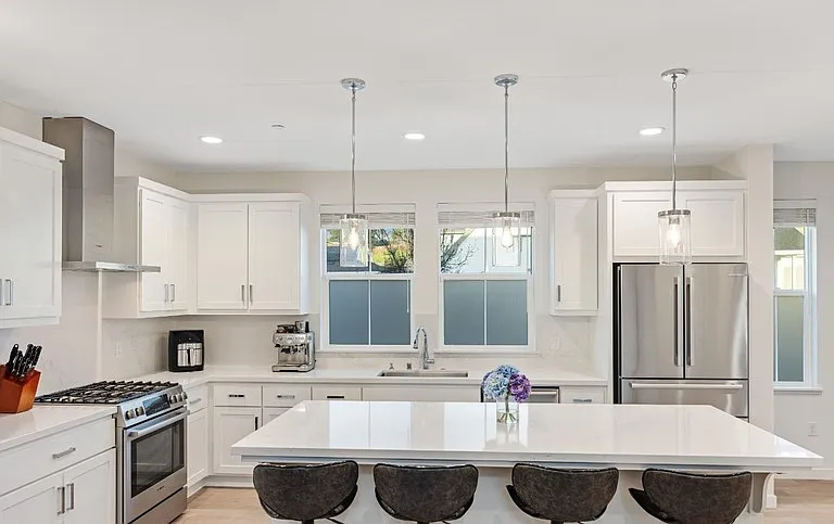 1747 Linden Ln — Photo 8